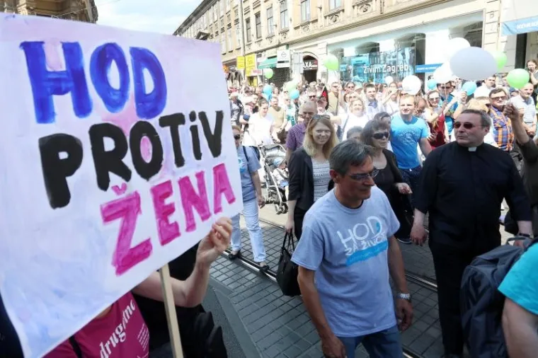 'OVA P**KA NE RAĐA NACIONALISTE': Pogledajte plakate koji su dočekali povorku 'Hoda za život'