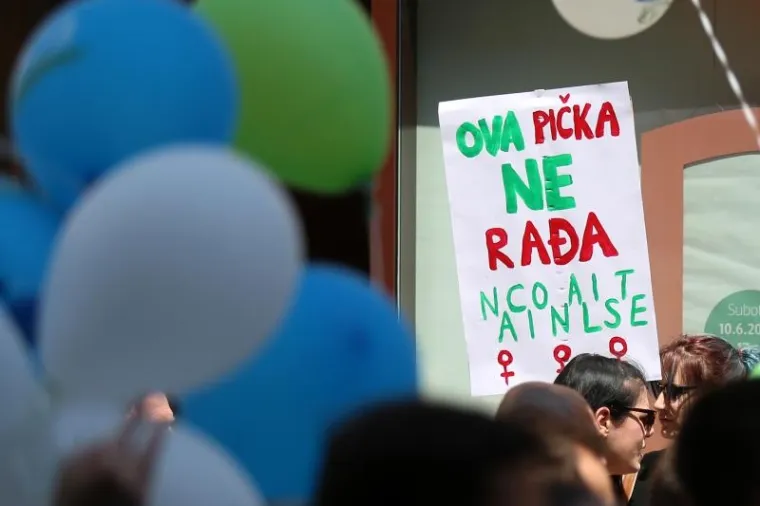 'OVA P**KA NE RAĐA NACIONALISTE': Pogledajte plakate koji su dočekali povorku 'Hoda za život'