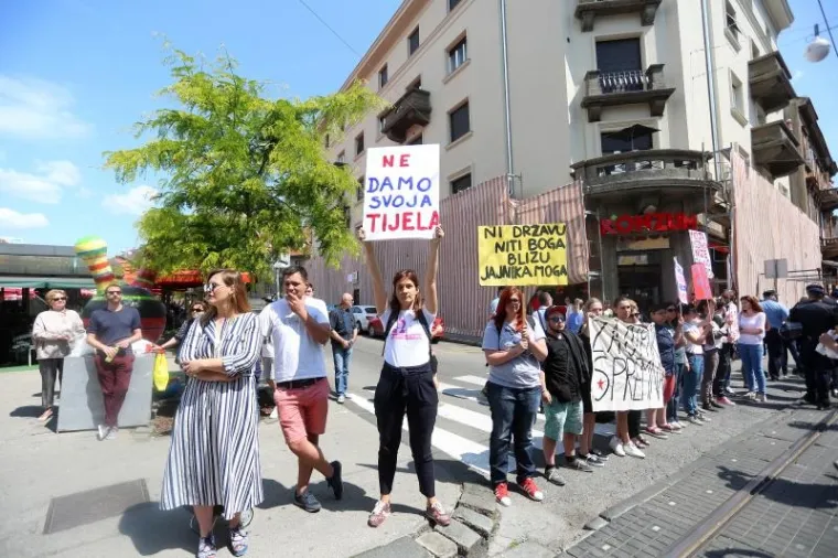 'OVA P**KA NE RAĐA NACIONALISTE': Pogledajte plakate koji su dočekali povorku 'Hoda za život'