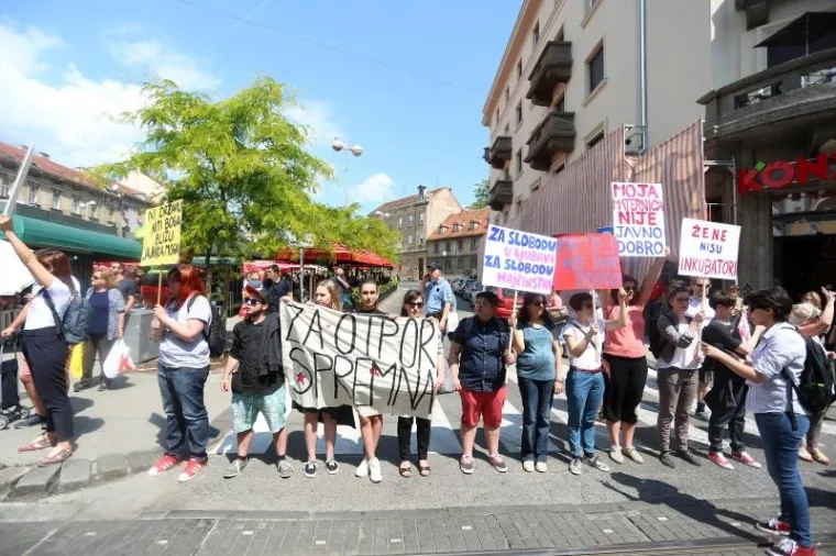 'OVA P**KA NE RAĐA NACIONALISTE': Pogledajte plakate koji su dočekali povorku 'Hoda za život'