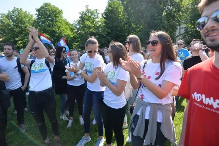 'HOD ZA ŽIVOT' U ZAGREBU: Tisuće ljudi u povorci hodalo do Trga bana Jelačića