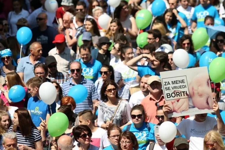 'HOD ZA ŽIVOT' U ZAGREBU: Tisuće ljudi u povorci hodalo do Trga bana Jelačića