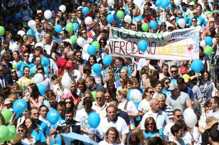 'HOD ZA ŽIVOT' U ZAGREBU: Tisuće ljudi u povorci hodalo do Trga bana Jelačića