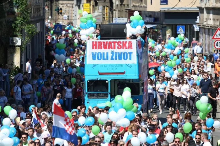 'HOD ZA ŽIVOT' U ZAGREBU: Tisuće ljudi u povorci hodalo do Trga bana Jelačića
