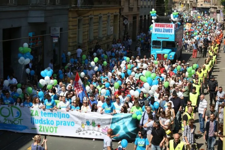 'HOD ZA ŽIVOT' U ZAGREBU: Tisuće ljudi u povorci hodalo do Trga bana Jelačića