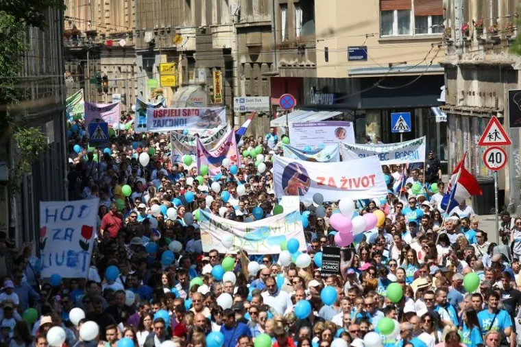 'HOD ZA ŽIVOT' U ZAGREBU: Tisuće ljudi u povorci hodalo do Trga bana Jelačića