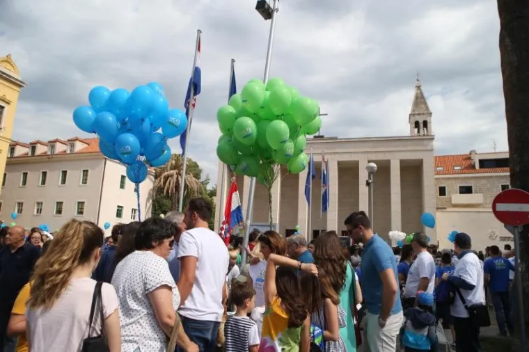 HOD ZA ŽIVOT: Splitsku povorku dočekao provokativan transparent, odmah ga uklonili