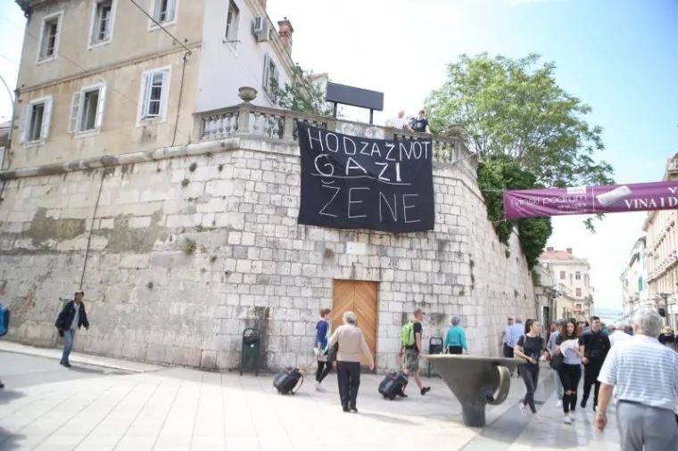 HOD ZA ŽIVOT: Splitsku povorku dočekao provokativan transparent, odmah ga uklonili