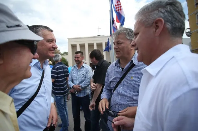 HOD ZA ŽIVOT: Splitsku povorku dočekao provokativan transparent, odmah ga uklonili