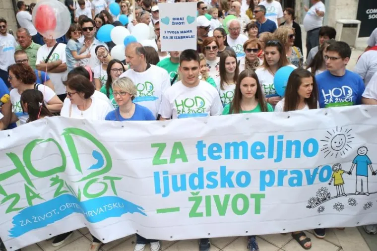 HOD ZA ŽIVOT: Splitsku povorku dočekao provokativan transparent, odmah ga uklonili