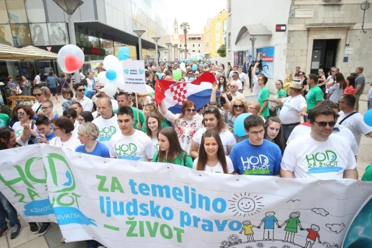 HOD ZA ŽIVOT: Splitsku povorku dočekao provokativan transparent, odmah ga uklonili