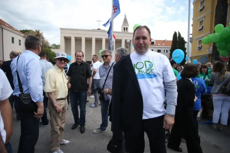 HOD ZA ŽIVOT: Splitsku povorku dočekao provokativan transparent, odmah ga uklonili