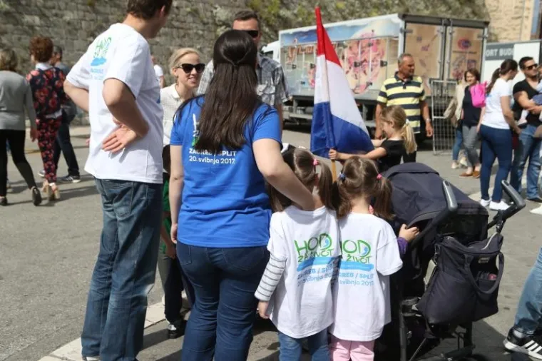 HOD ZA ŽIVOT: Splitsku povorku dočekao provokativan transparent, odmah ga uklonili