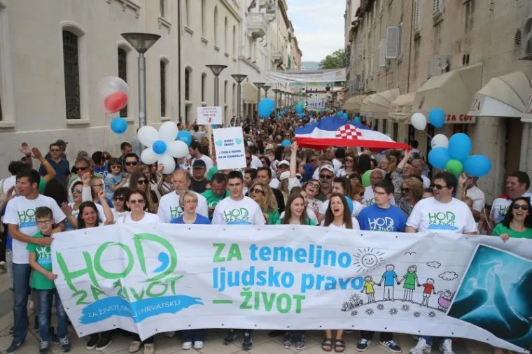 HOD ZA ŽIVOT: Splitsku povorku dočekao provokativan transparent, odmah ga uklonili