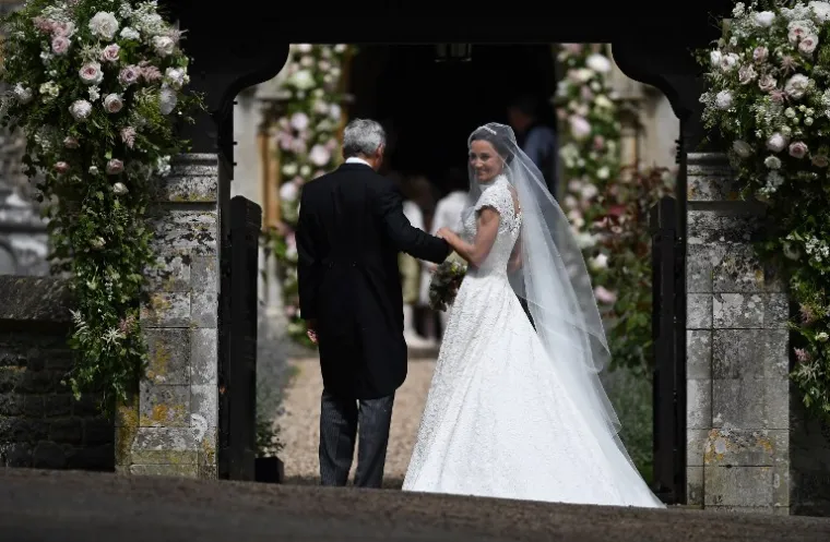 Pippa Middleton blista u vjenčanici dizajnera Gilesa Deacona na svoj najljepši dan