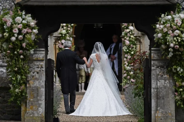 Pippa Middleton blista u vjenčanici dizajnera Gilesa Deacona na svoj najljepši dan