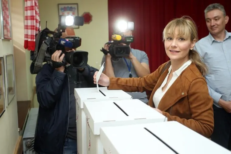 Zagreb: Bruna Esih glasovala na biračkom mjestu Mikulići