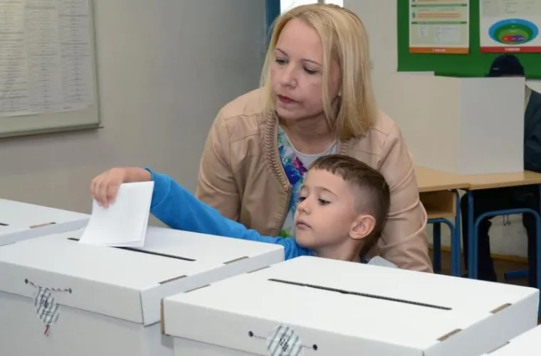 Sisak: Gradonačelnica Kristina Ikić Baniček u pratnji sina iza&scaron;la na birali&scaron;te