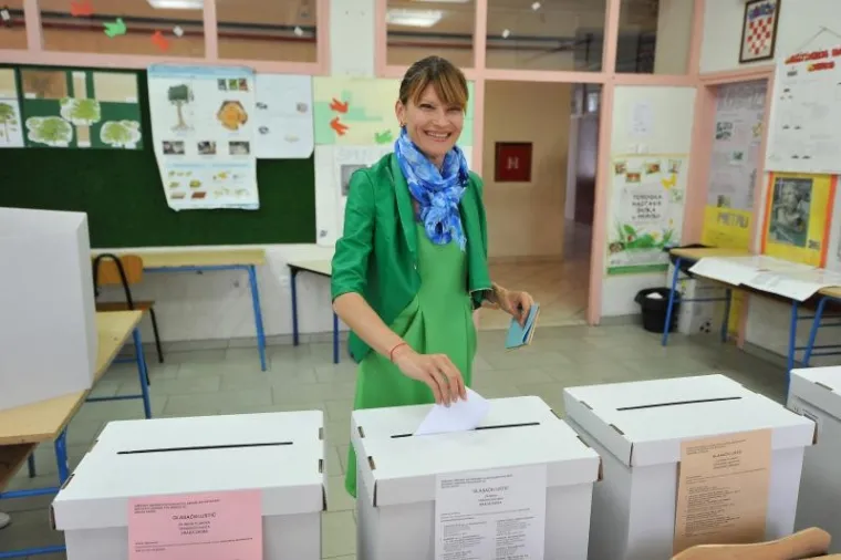 Zadar: Sabina Glasovac, kandidatkinja za gradonačelnicu glasuje na lokalnim izborima
