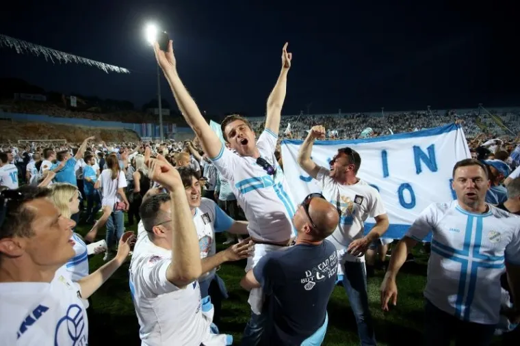 Rijeka: Navijači uletjeli u teren i s igračima proslavili povijesni naslov prvaka Hrvatske