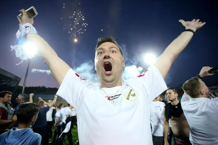 Rijeka: Navijači uletjeli u teren i s igračima proslavili povijesni naslov prvaka Hrvatske