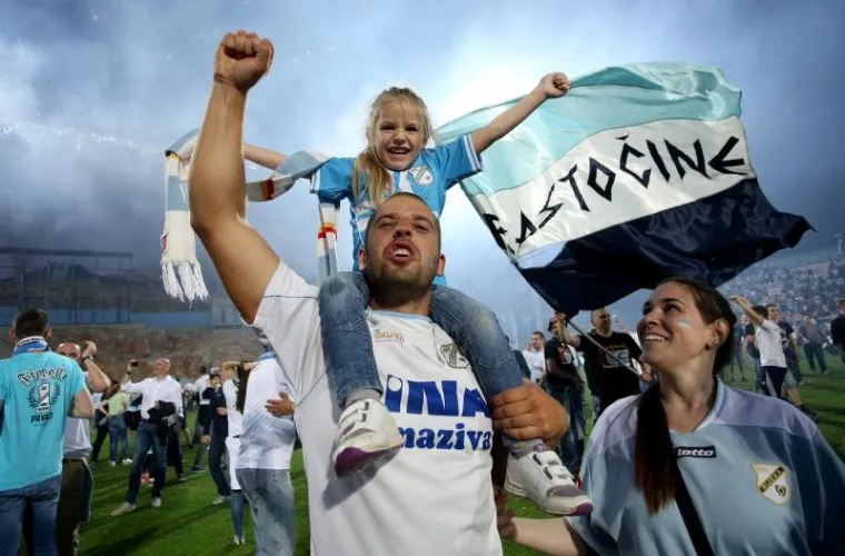 Rijeka: Navijači uletjeli u teren i s igračima proslavili povijesni naslov prvaka Hrvatske