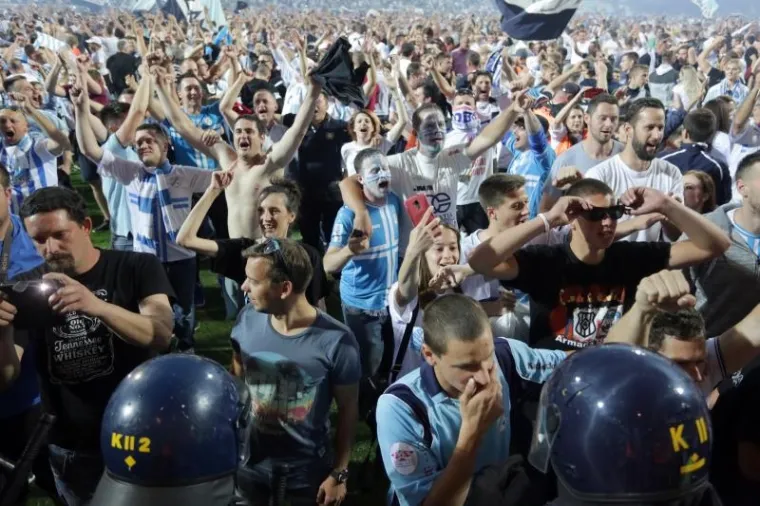 Rijeka: Navijači uletjeli u teren i s igračima proslavili povijesni naslov prvaka Hrvatske