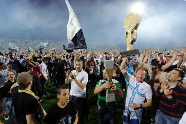 Rijeka: Navijači uletjeli u teren i s igračima proslavili povijesni naslov prvaka Hrvatske