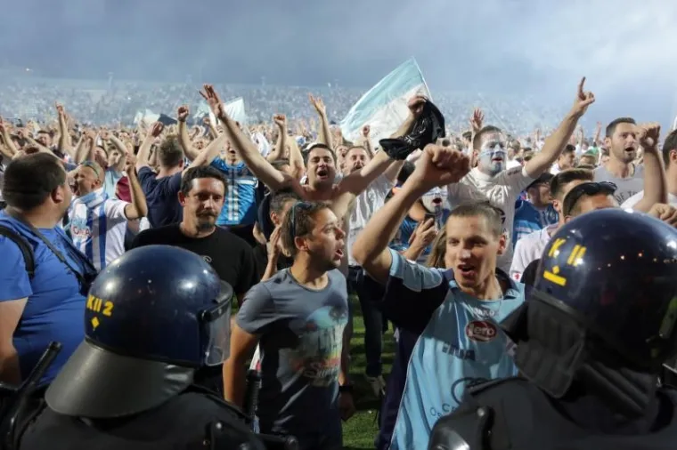 Rijeka: Navijači uletjeli u teren i s igračima proslavili povijesni naslov prvaka Hrvatske