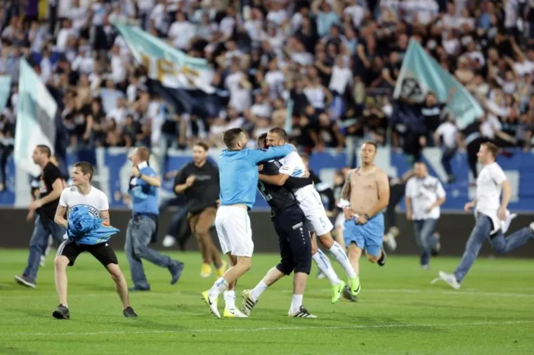 Rijeka: Navijači uletjeli u teren i s igračima proslavili povijesni naslov prvaka Hrvatske