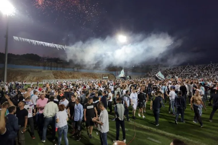 Rijeka: Navijači uletjeli u teren i s igračima proslavili povijesni naslov prvaka Hrvatske