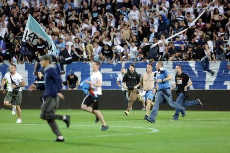 Rijeka: Navijači uletjeli u teren i s igračima proslavili povijesni naslov prvaka Hrvatske