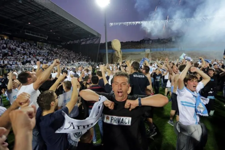 Rijeka: Navijači uletjeli u teren i s igračima proslavili povijesni naslov prvaka Hrvatske
