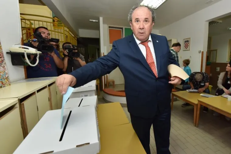 Kandidat za gradonačelnika Željko Kerum ubacio glasački listić u krivu kutiju