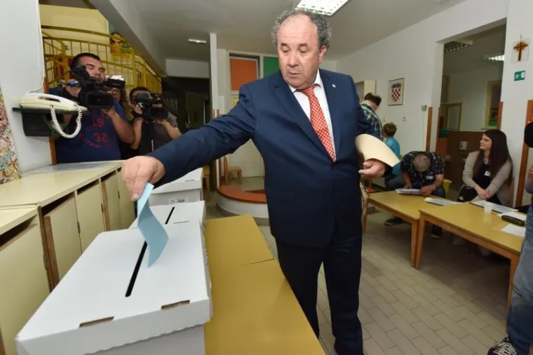Kandidat za gradonačelnika Željko Kerum ubacio glasački listić u krivu kutiju
