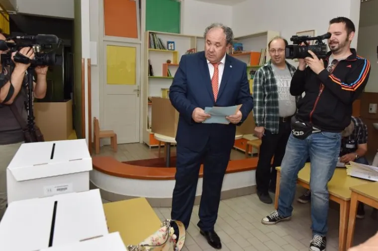 Kandidat za gradonačelnika Željko Kerum ubacio glasački listić u krivu kutiju