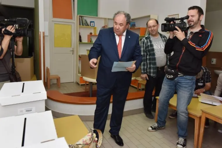 Kandidat za gradonačelnika Željko Kerum ubacio glasački listić u krivu kutiju