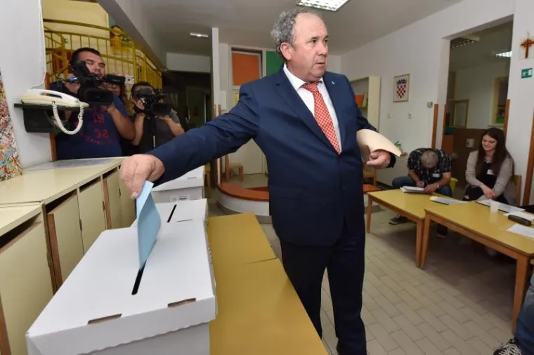 Kandidat za gradonačelnika Željko Kerum ubacio glasački listić u krivu kutiju