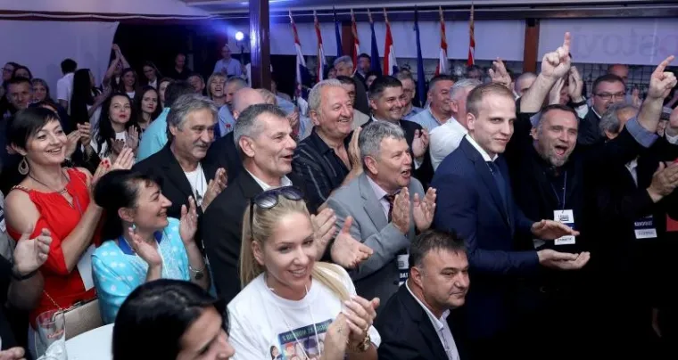 RAZUZDANO SLAVLJE NOVE ZVIJEZDE DESNICE: Pogledajte kako se rasplesala Bruna Esih