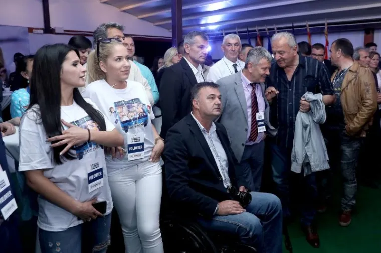 RAZUZDANO SLAVLJE NOVE ZVIJEZDE DESNICE: Pogledajte kako se rasplesala Bruna Esih