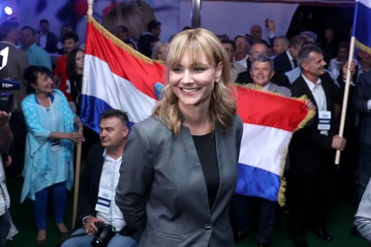 Tamburaši u stožeru nezavisne kandidatkinje Esih sviraju gotovo cijelu večer, a među ostalim, za Prgometa su odsvirali pjesmu "Uzalud vam trud svirači".