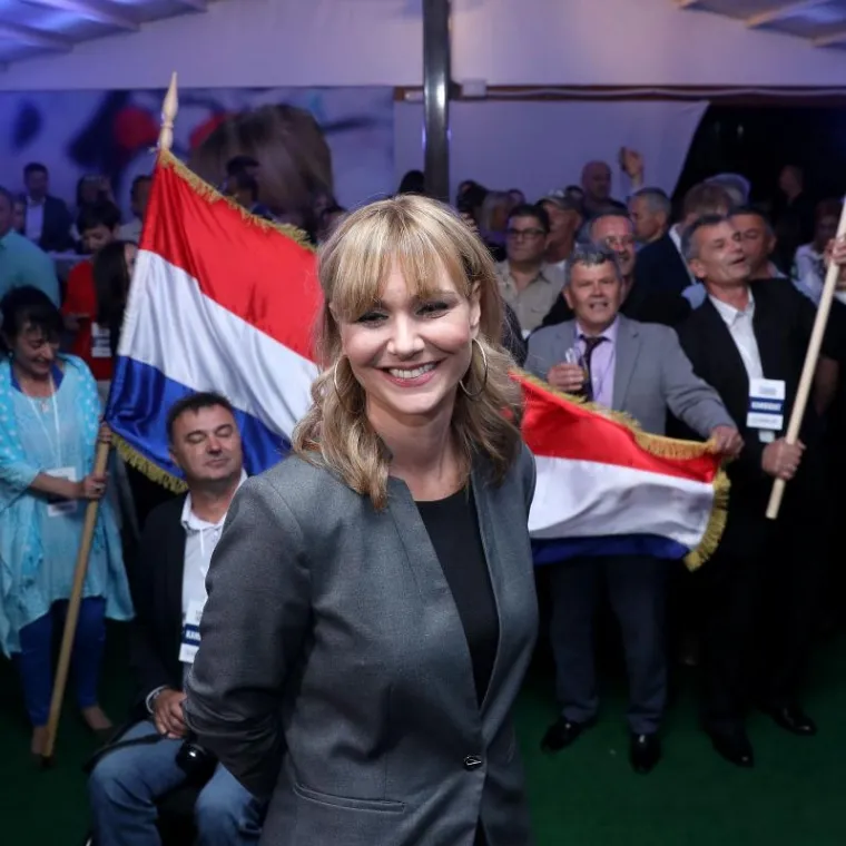 Uz tambura&scaron;e i skandiranje prista&scaron;a, Bruna Esih slavila je u nedjelju navečer prve rezultate lokalnih izbora na kojima njezina lista za Zagrebačku skup&scaron;tinu ima velike &scaron;anse osvojiti pet mandata, dok je ona kao kandidatkinja za gradonačelnicu osvojila ne&scaron;to vi&scaron;e od 10 posto glasova te stoga najavljuje osnivanje stranke na nacionalnoj razini.