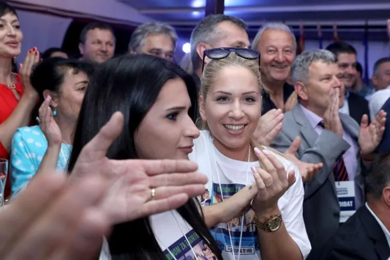 RAZUZDANO SLAVLJE NOVE ZVIJEZDE DESNICE: Pogledajte kako se rasplesala Bruna Esih