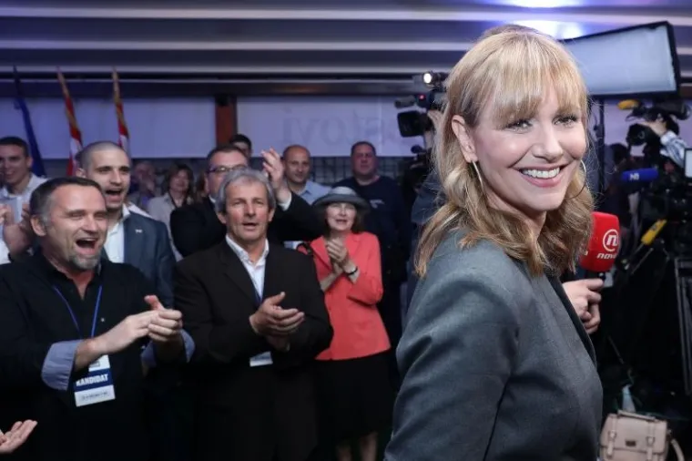 RAZUZDANO SLAVLJE NOVE ZVIJEZDE DESNICE: Pogledajte kako se rasplesala Bruna Esih