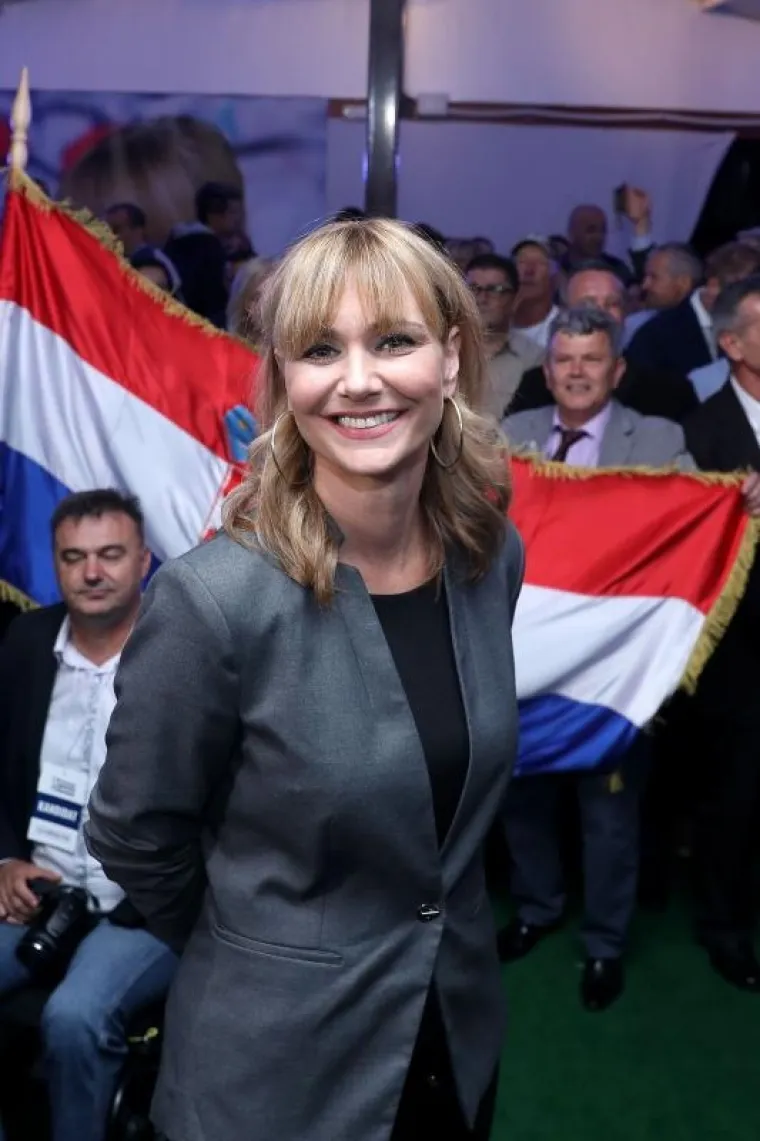 RAZUZDANO SLAVLJE NOVE ZVIJEZDE DESNICE: Pogledajte kako se rasplesala Bruna Esih