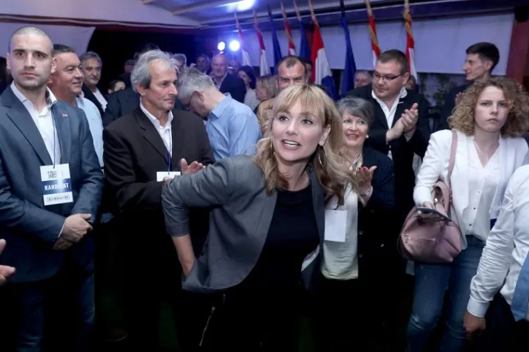 RAZUZDANO SLAVLJE NOVE ZVIJEZDE DESNICE: Pogledajte kako se rasplesala Bruna Esih