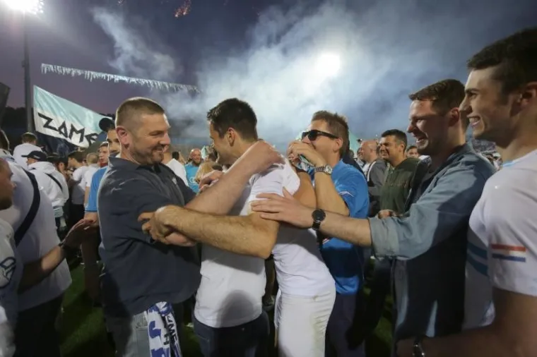 Navijači Rijeke utrčali su na teren nakon pobjede 4:0 na Rujevici kojom je Kekova momčad u 35. kolu 1. HNL-a i matematički potvrdila osvajanje prvog, povijesnog naslova