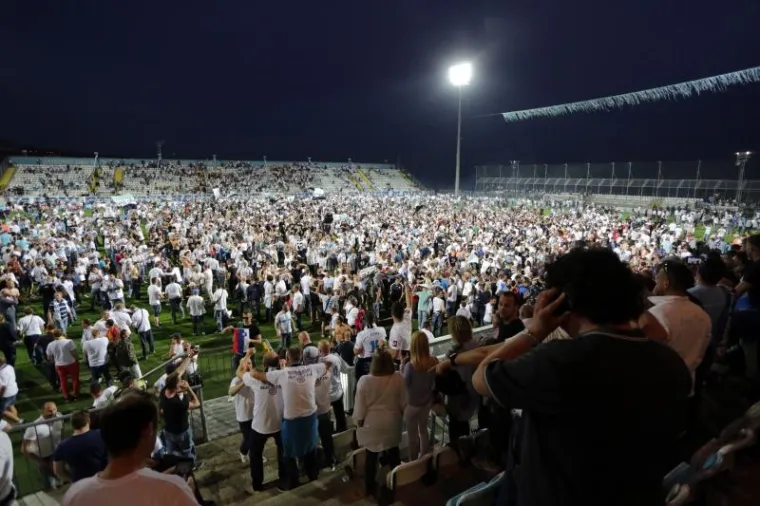 VELIKA GALERIJA SLAVLJA U RIJECI: Emocije su na Kvarneru dotaknule nebo, navijači uletjeli na teren i s igračima proslavili titulu!