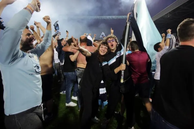 VELIKA GALERIJA SLAVLJA U RIJECI: Emocije su na Kvarneru dotaknule nebo, navijači uletjeli na teren i s igračima proslavili titulu!