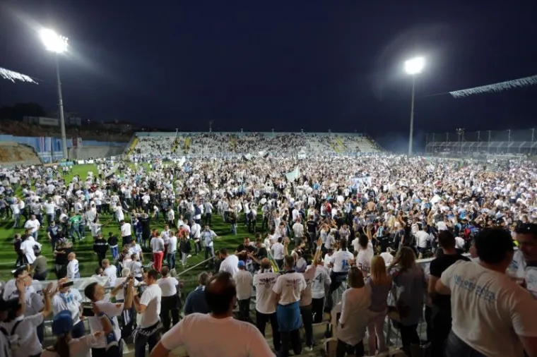 VELIKA GALERIJA SLAVLJA U RIJECI: Emocije su na Kvarneru dotaknule nebo, navijači uletjeli na teren i s igračima proslavili titulu!